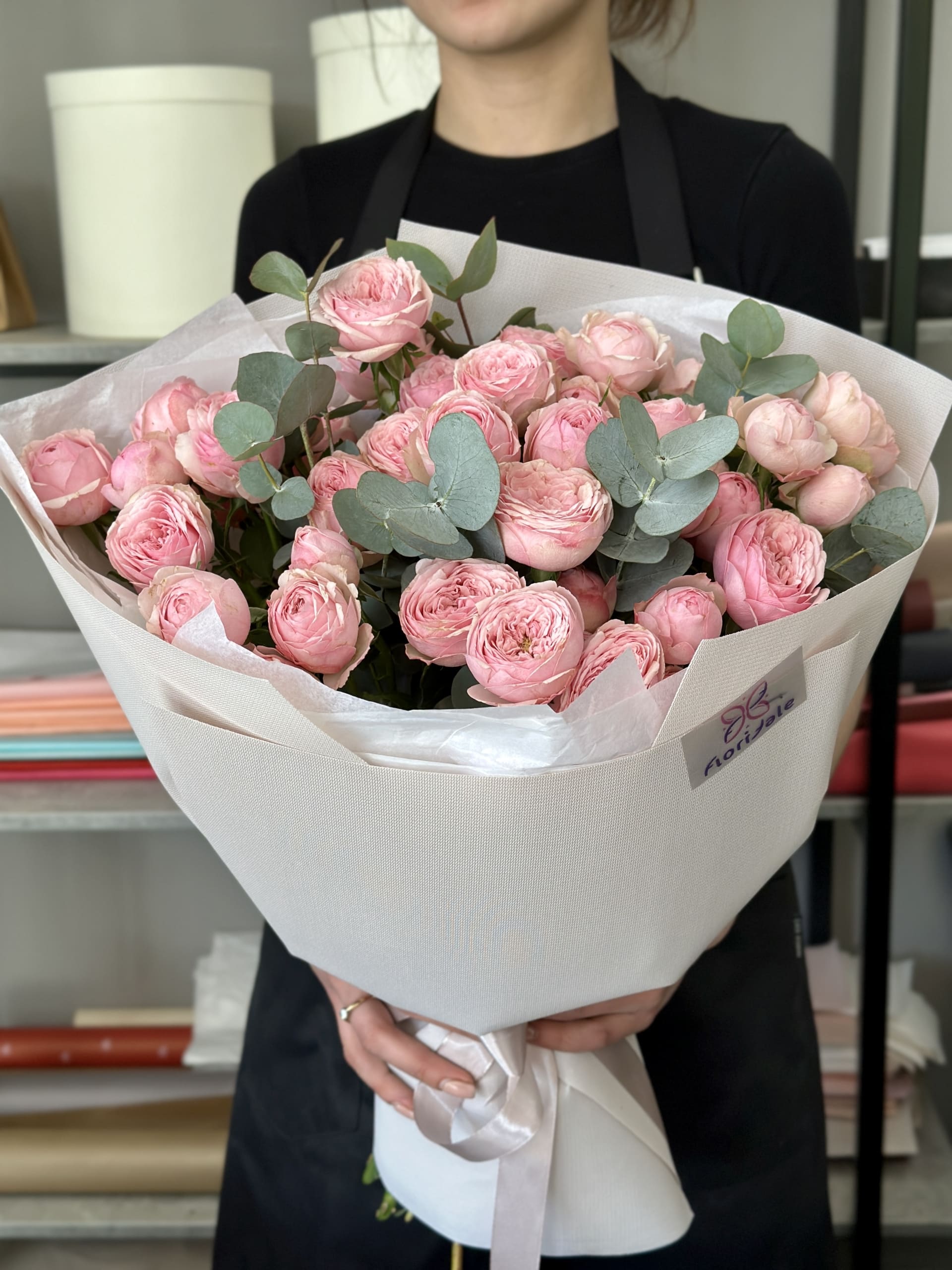 Букет кустовых роз Люмерия: утро, окутанное туманом нежности buket-kustovyh-roz-lyumeriya:-utro,-okutannoe-tumanom-nezhnosti