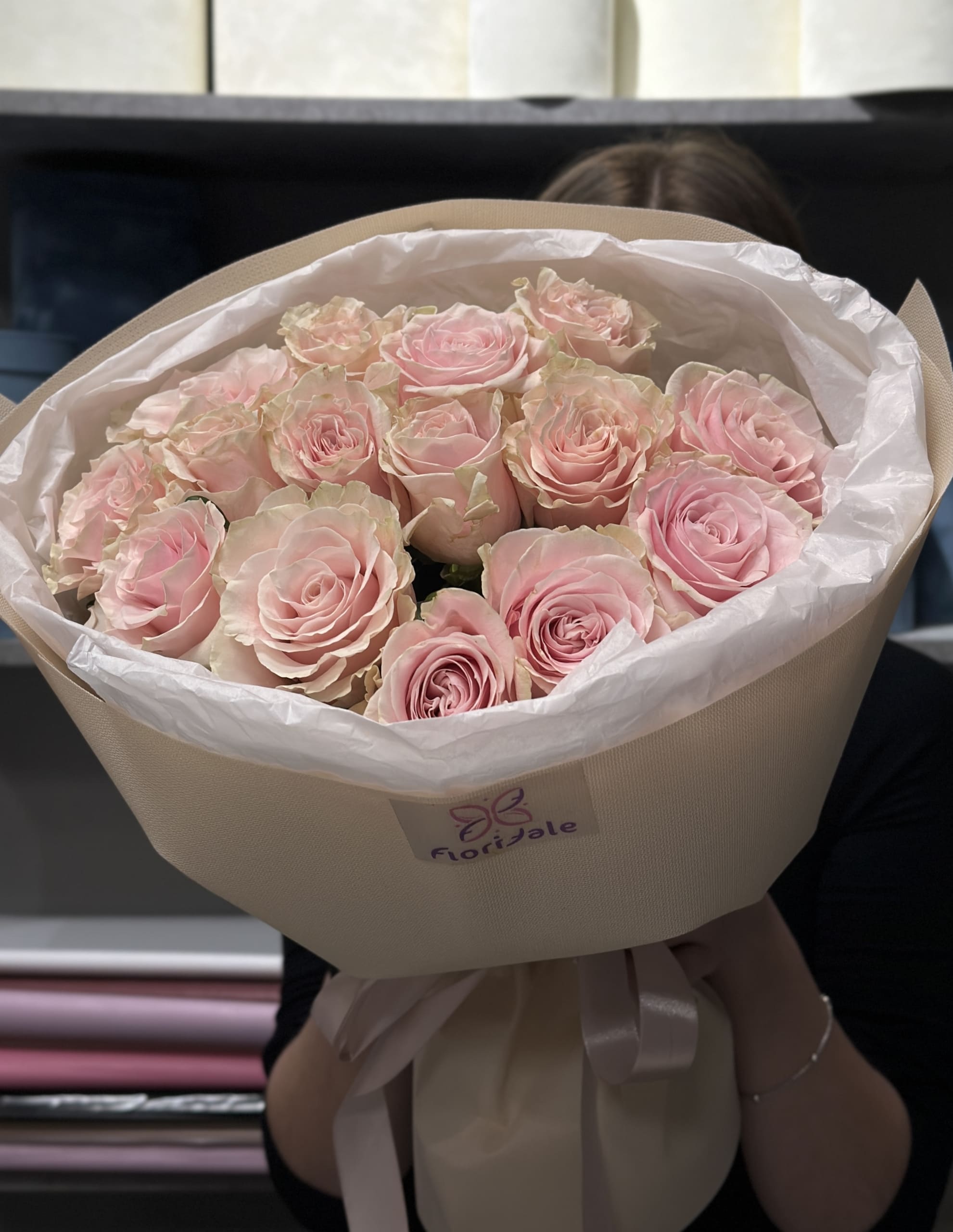 Букет роз Тайм: воспоминания о приятных моментах, собранные в букет buket-roz-taym:-vospominaniya-o-priyatnyh-momentah,-sobrannye-v-buket